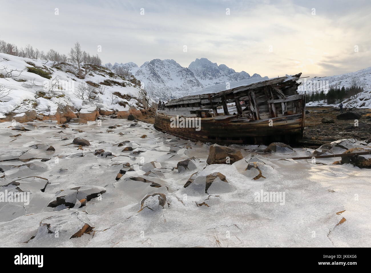 Naufraghi la barca di legno-elica Sildpolltjonna bay bottom-S.shore penisola Sildpollnes-Austnesfjorden. Rulten-Langstrandtindan-Stortinden mts. Vagan Foto Stock