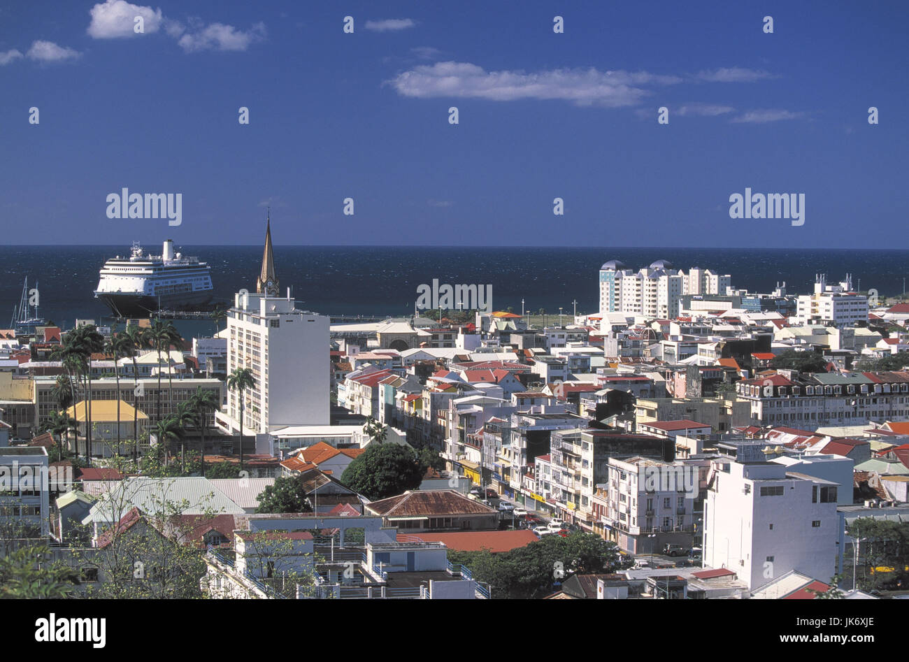 Karibik, Französische Antillen, Martinica, Pointe du Bout, Fort-de-France, Blick Stadtzentrum, Meer Mittelamerika, Westindische isole, Kleine Antillen, Insel, Touristenhochburg, Tourismus, Fremdenverkehr, Reiseziel, Hauptstadt, Stadtansicht, Zentrum, Altstadt, Häuser, Wohnhäuser, Übersicht, Stadtübersicht, Hafen, Kreuzfahrtschiff, Karibisches Meer, Atlantik, Atlantischer Ozean, Horizont Foto Stock