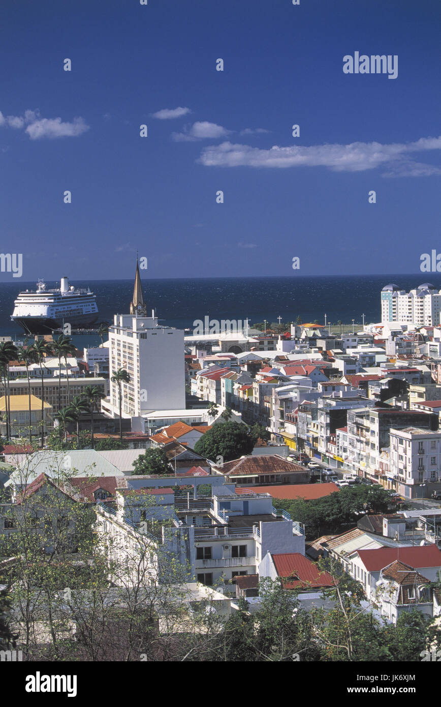 Karibik, Französische Antillen, Martinica, Pointe du Bout, Fort-de-France, Blick Stadtzentrum, Meer Mittelamerika, Westindische isole, Kleine Antillen, Insel, Touristenhochburg, Tourismus, Fremdenverkehr, Reiseziel, Hauptstadt, Stadtansicht, Zentrum, Altstadt, Häuser, Wohnhäuser, Stadtübersicht, Hafen, Kreuzfahrtschiff, Karibisches Meer, Atlantik, Atlantischer Ozean, Horizont Foto Stock