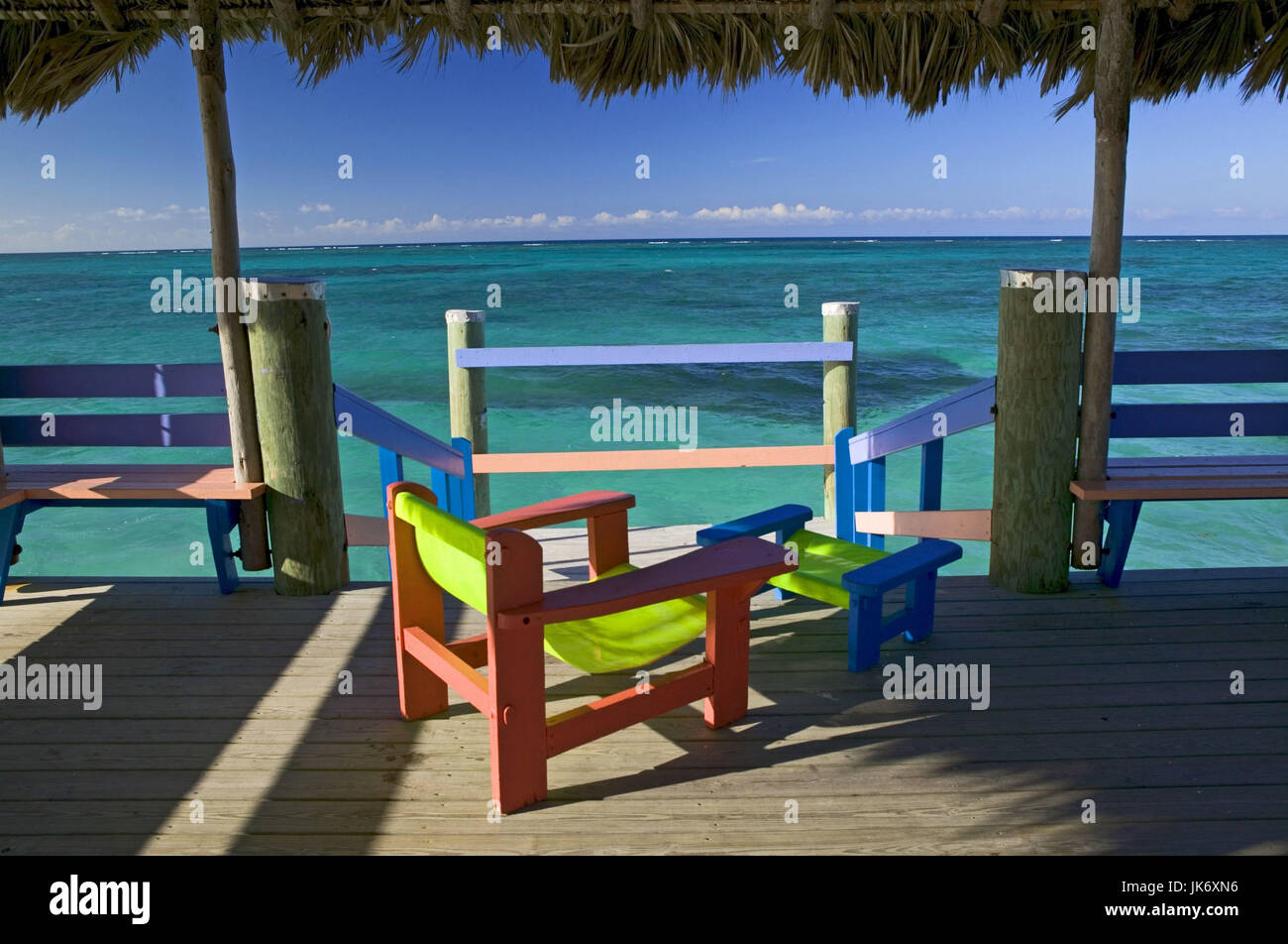 Bahamas, Ozean, Steg, Stühle, bunt, Aussicht Foto Stock