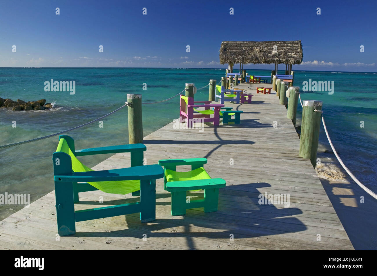 Bahamas, Ozean, Steg, Stühle, bunt Foto Stock