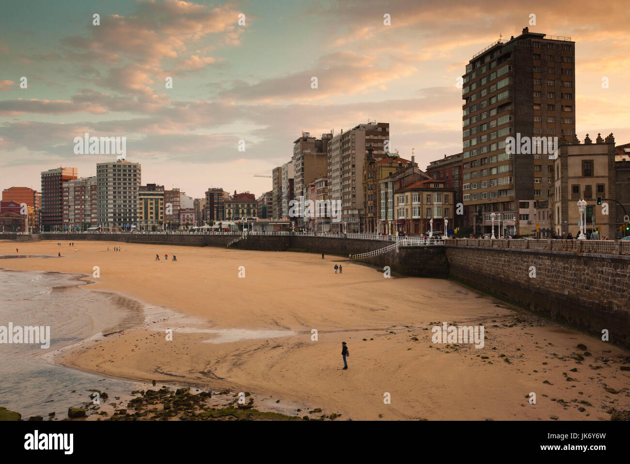 Spagna, Asturie, Asturias Provincia, Gijon, edifici lungo la Playa de la spiaggia di San Lorenzo, tardo pomeriggio Foto Stock