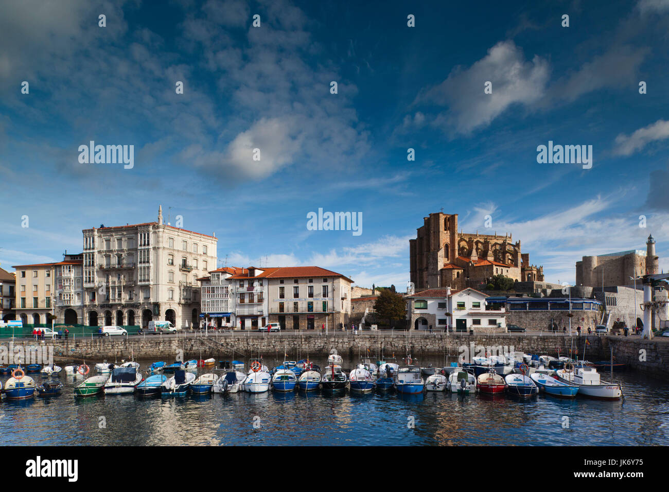 Spagna Cantabria regione Cantabria Provincia, Castro-Urdiales, la vista della città e del porto Foto Stock