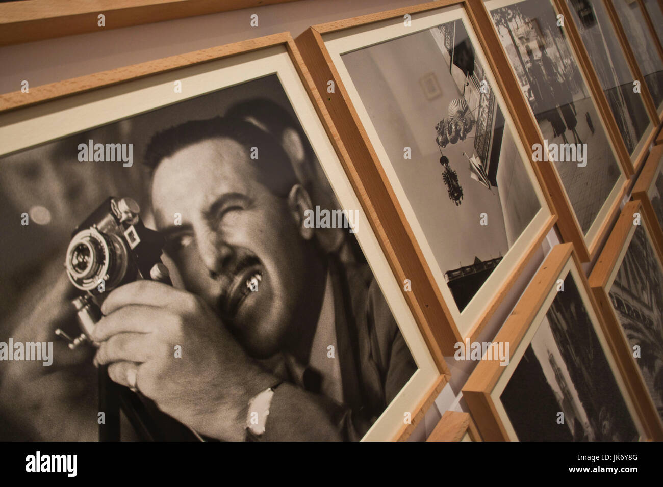 Spagna, Madrid, in zona Atocha, Centro de Arte Reina Sofia Museum, presentano degli anni cinquanta-ser fotografie dal fotografo catalano Francesc Catala-Roca Foto Stock