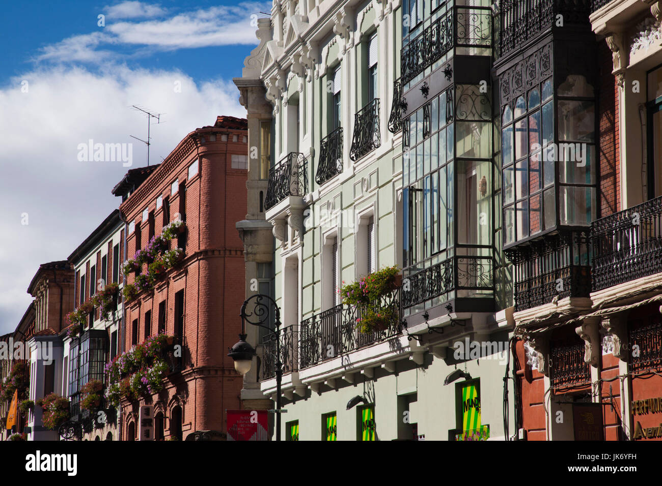 Spagna, Castilla y Leon Regione, Provincia di León, Leon, Barrio Gotico, edificio tradizionale con balcone in vetro Foto Stock