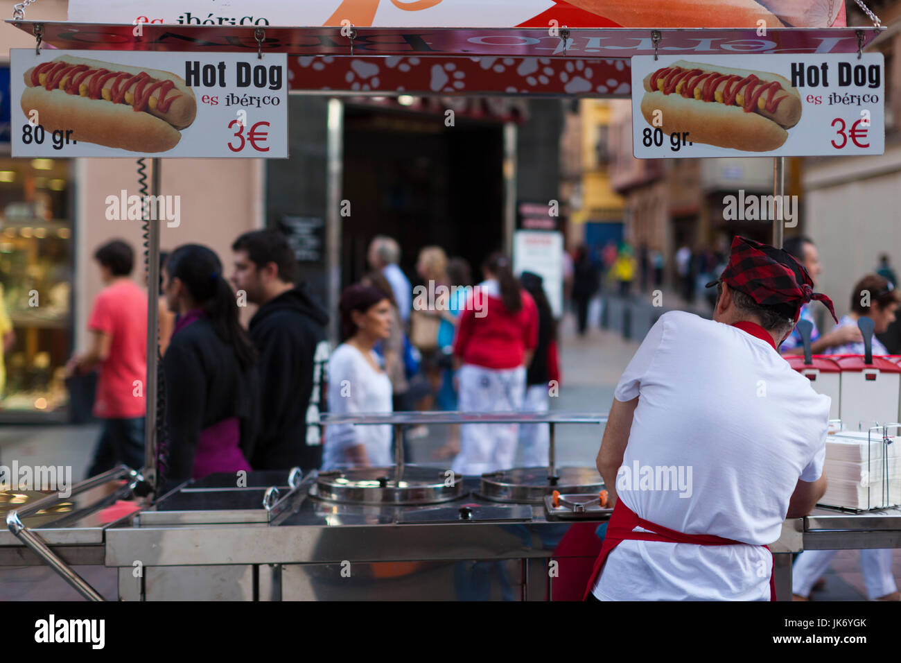 Spagna, regione di Aragona, provincia di Zaragoza, Zaragoza, Plaza del Pilar, hot dog vendor, NR Foto Stock