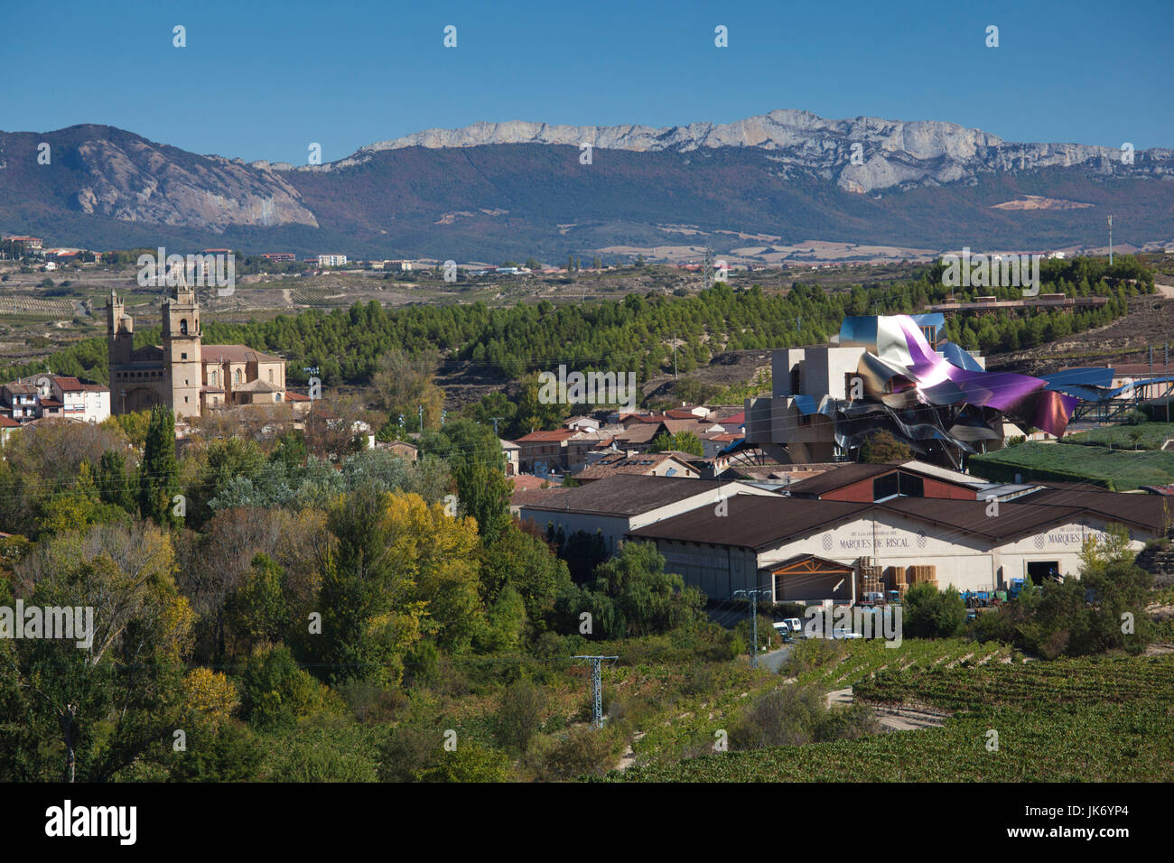 Spagna, regione dei Paesi Baschi, La Rioja zona provincia di Alava, Elciego, elevati vista città e Hotel Marques de Riscal, progettato dall architetto Frank Gehry Foto Stock