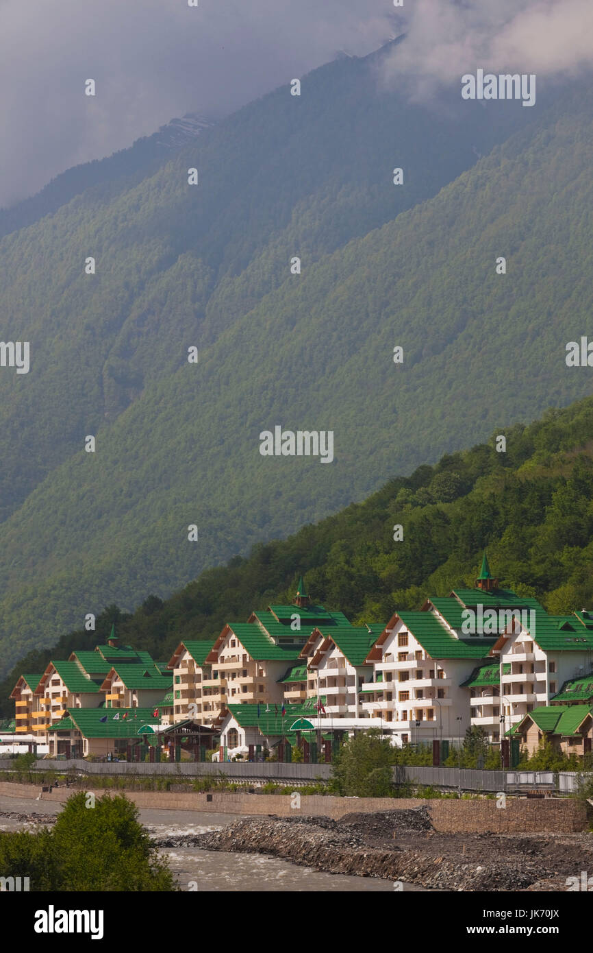 Russia, montagne del Caucaso, Area Sochi, Krasnaya Polyana, Gazprom Ski Resort, Grand Hotel Polyana, esterna, estate Foto Stock