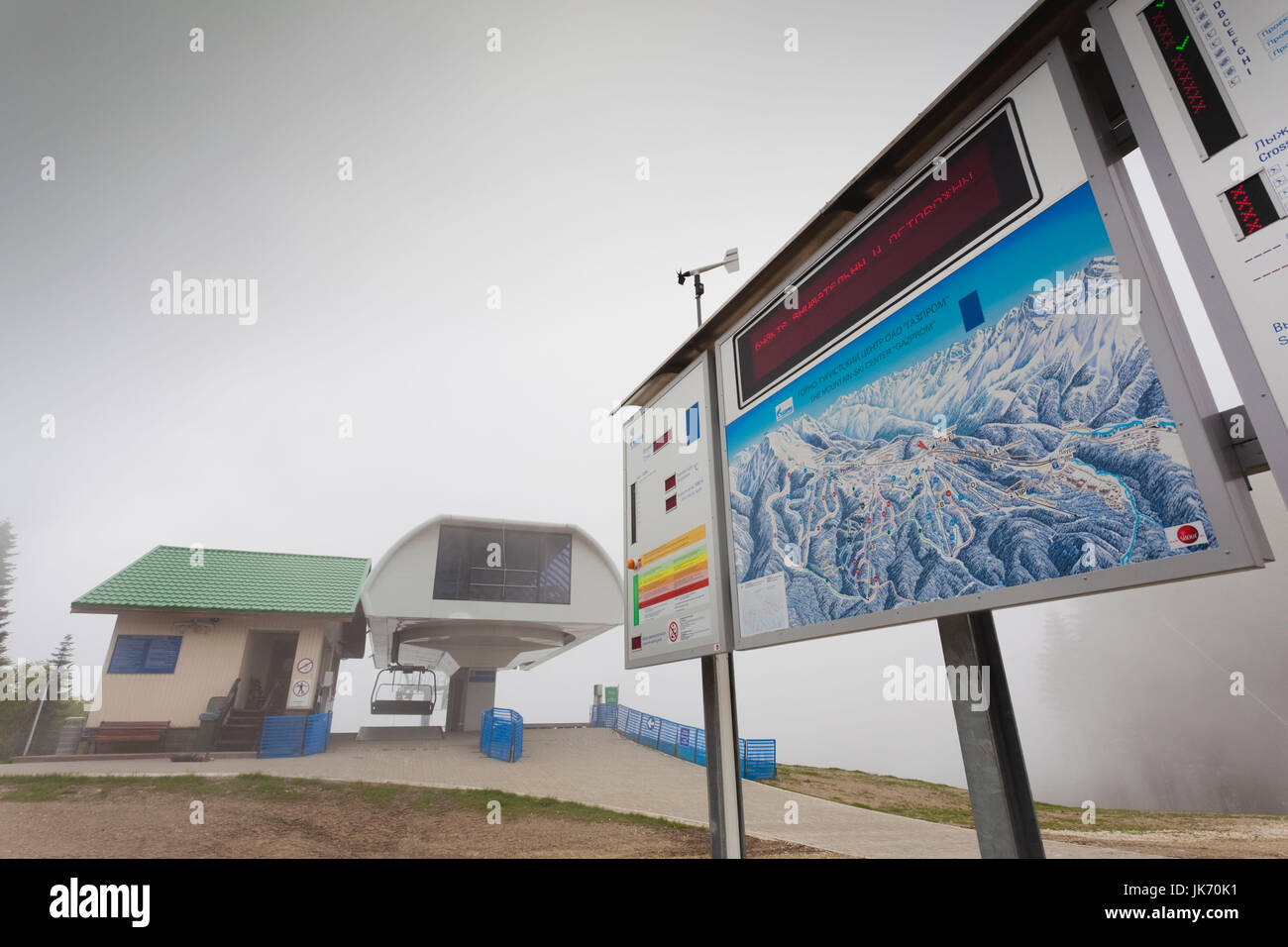 Russia, montagne del Caucaso, Area Sochi, Krasnaya Polyana, Gazprom Ski Resort, cartello in cima Psehako Ridge, quota 1435 metri Foto Stock
