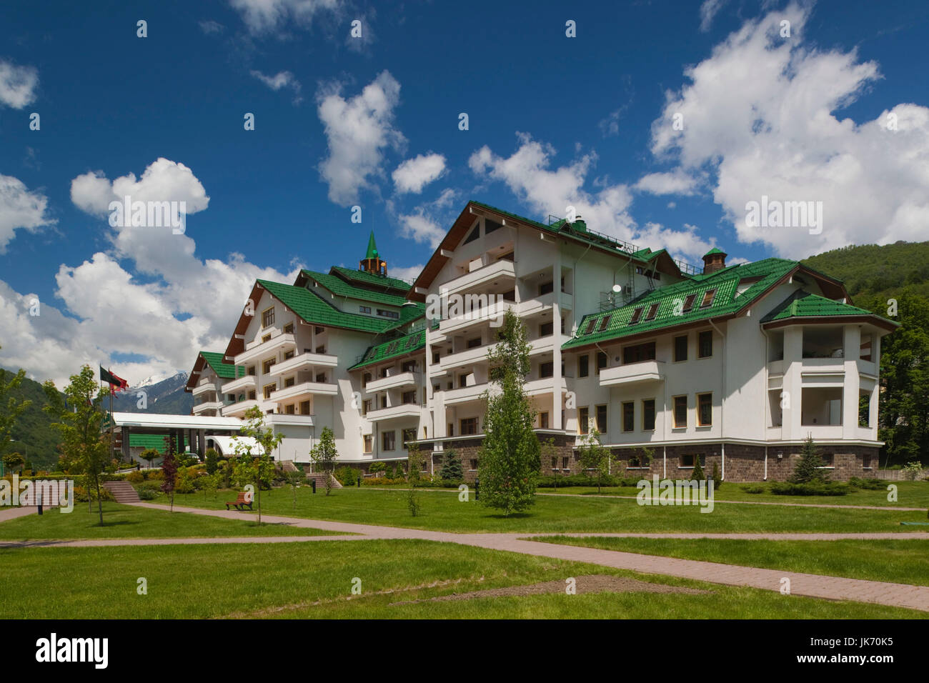 Russia, montagne del Caucaso, Area Sochi, Krasnaya Polyana, Gazprom Ski Resort, Grand Hotel Polyana, esterna, estate Foto Stock