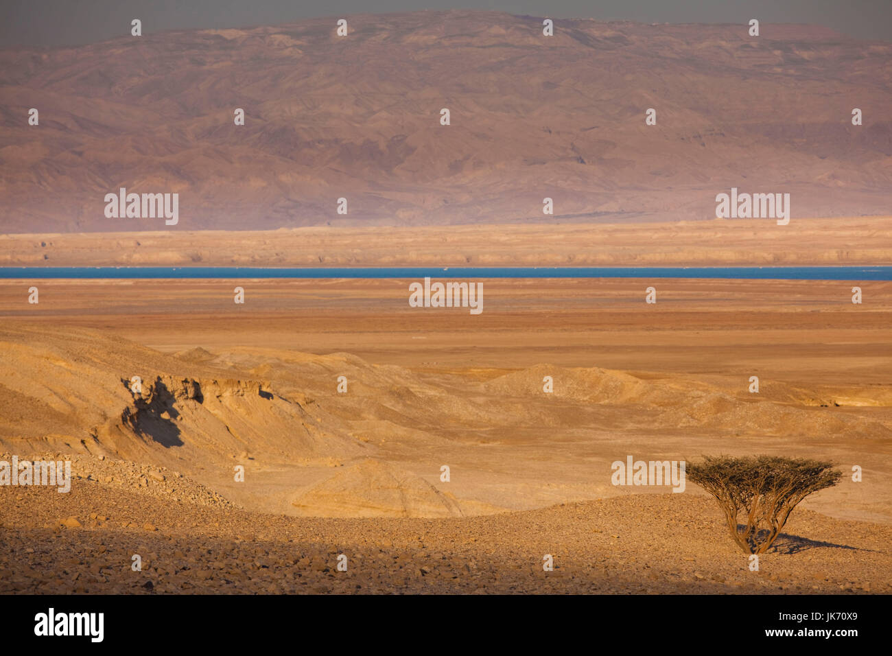 Israele Mar Morto, Ein Bokek paesaggio desertico con il Mar Morto Foto Stock