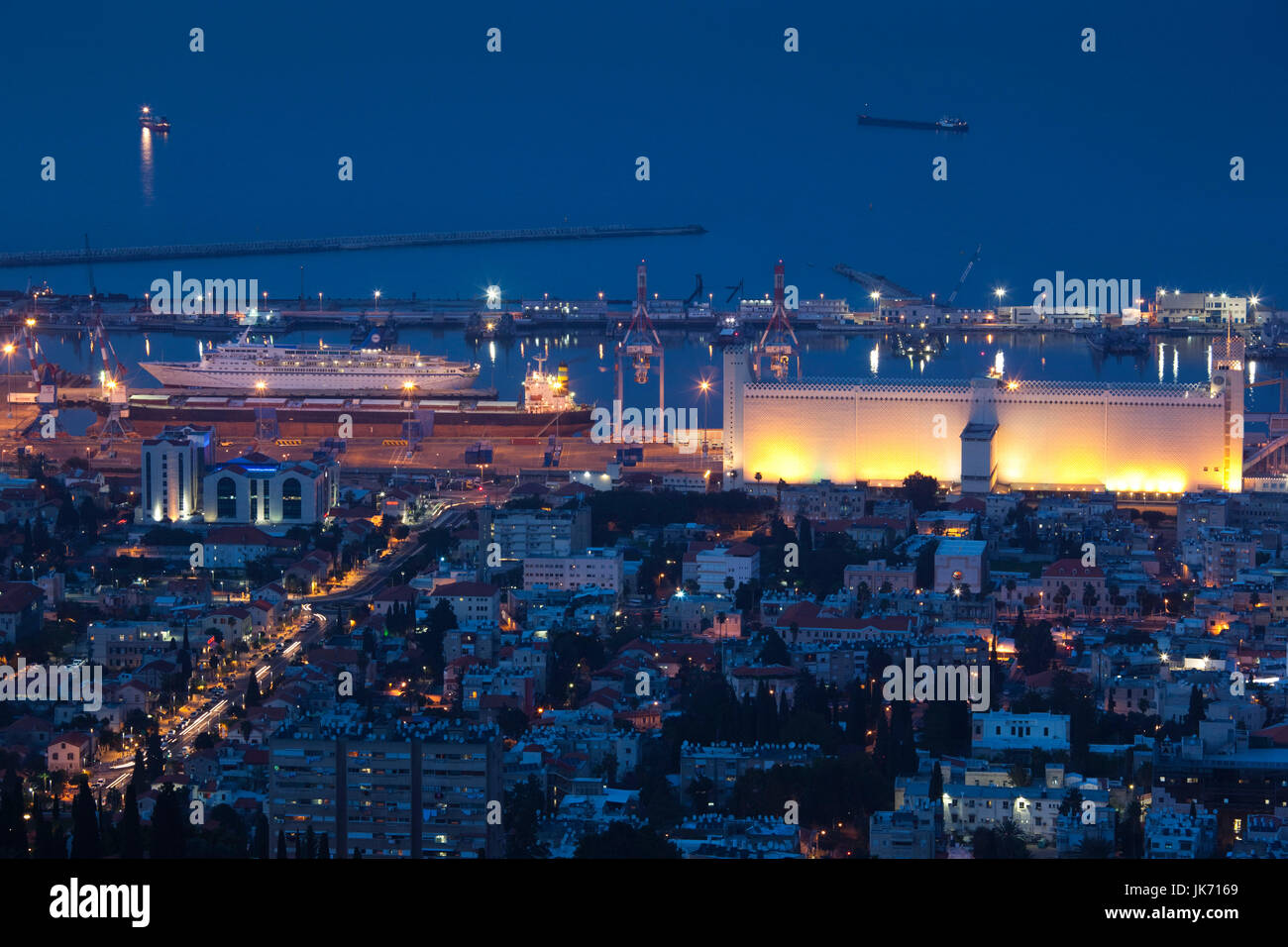 Israele, costa Nord, Haifa, vista in elevazione del porto di Haifa e Dogon Silos da Carmel Center, crepuscolo Foto Stock
