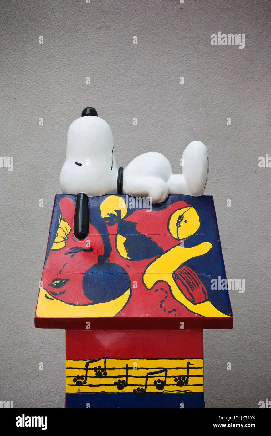 Stati Uniti d'America, la California, la California del Nord, Russian River Wine Country, Santa Rosa, Charles M. Schultz Museum, lungo tempo residente della città e creatore delle arachidi fumetto, statua di Snoopy Foto Stock