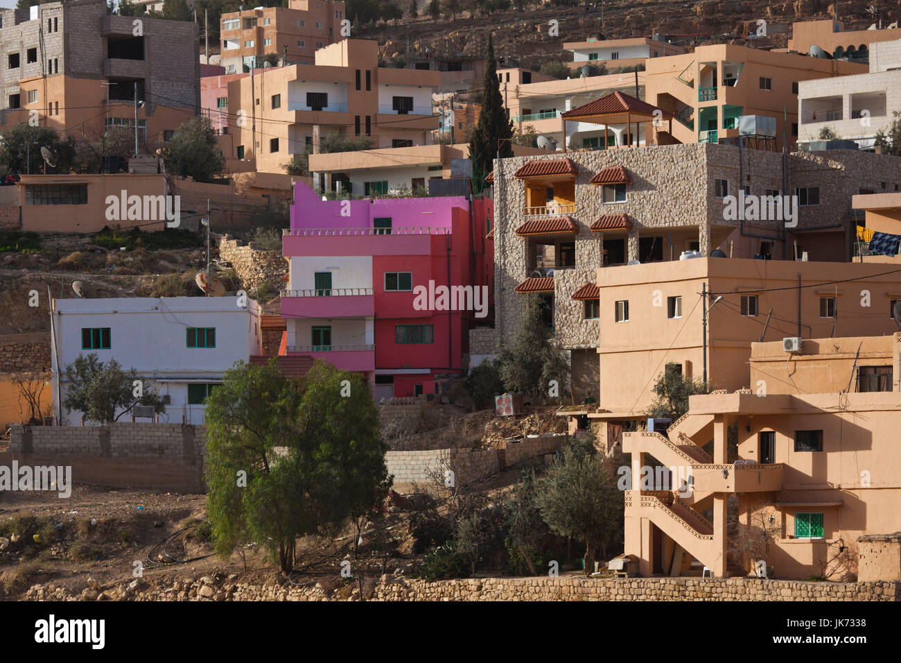 Giordania, Petra-Wadi Musa, vista in elevazione della nuova città di Wadi Musa Foto Stock