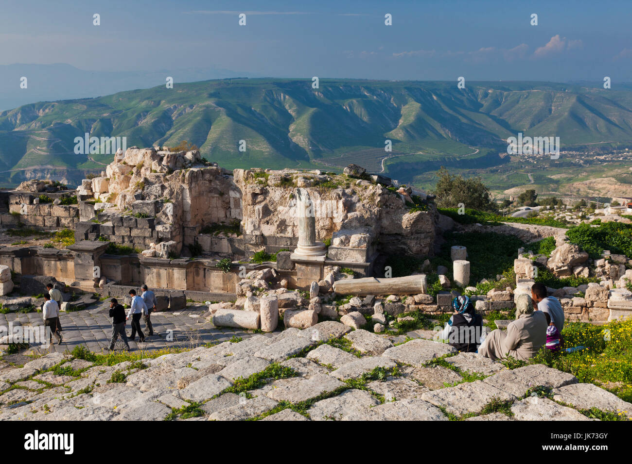 Giordania, Umm Qais-Gadara, resti di antiche ebraica e la città romana e vista verso le alture del Golan e il lago di Galilea Foto Stock