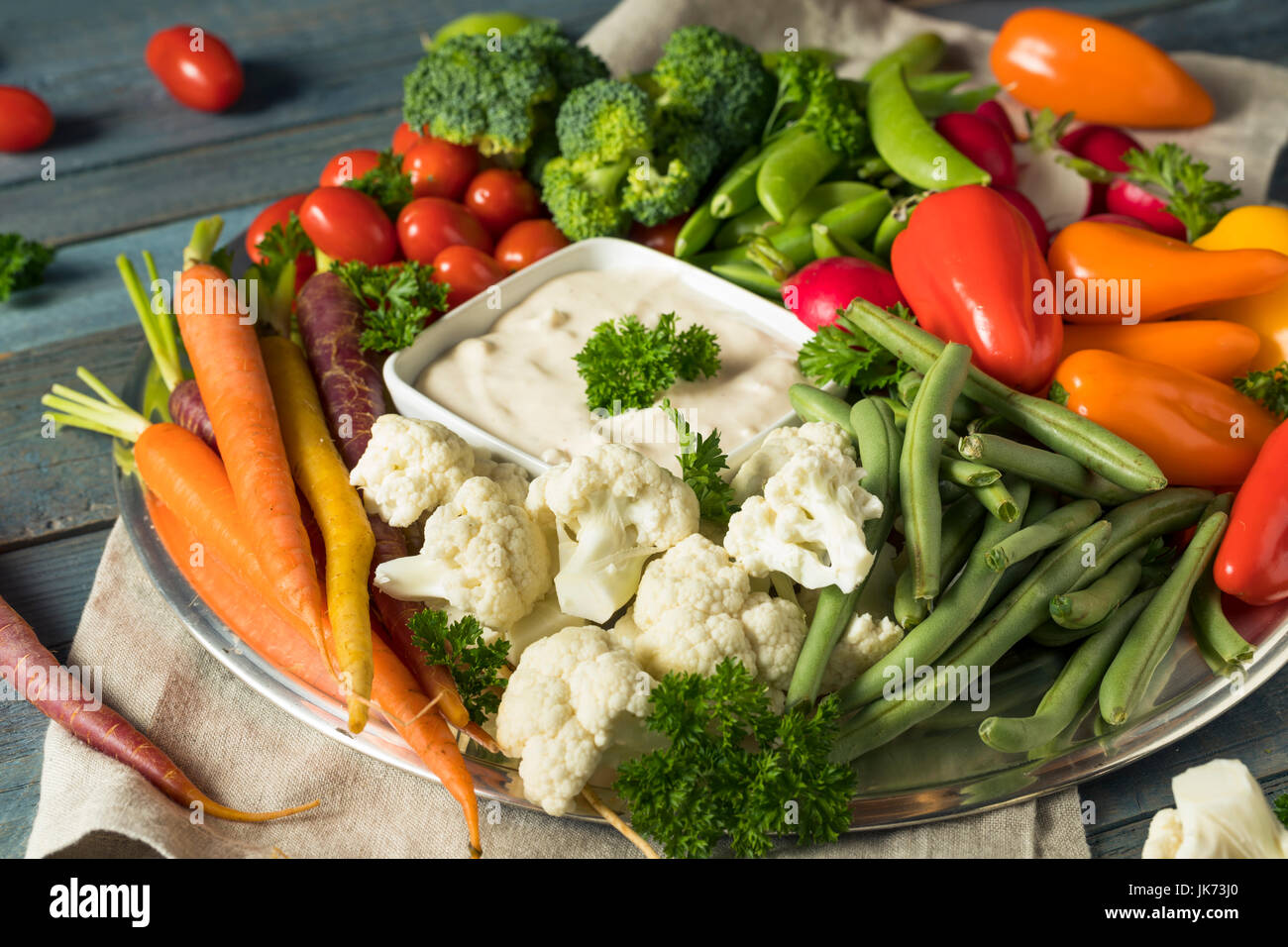 Materie vegetali rinfrescanti Crudites piastra con Ranch Dip Foto Stock