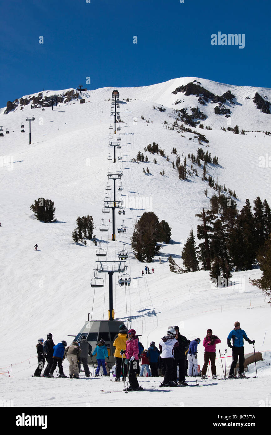 Stati Uniti, California, Eastern Sierra Nevada, Area di Mammoth Lakes, Mammoth Mountain Ski Area, ski-lift a stazione di McCoy Foto Stock