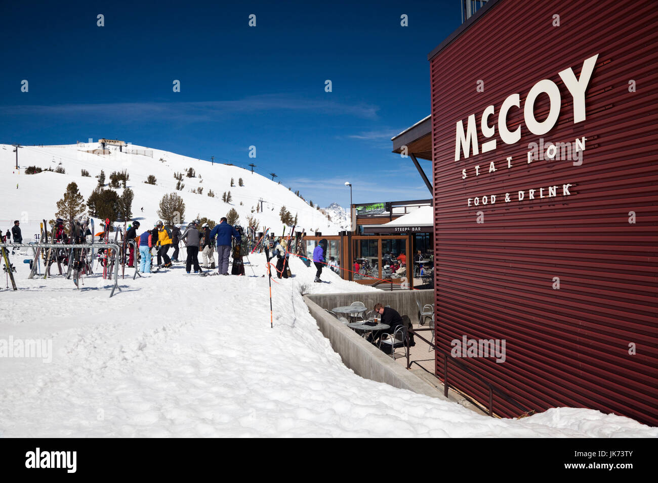 Stati Uniti, California, Eastern Sierra Nevada, Area di Mammoth Lakes, Mammoth Mountain Ski Area, stazione di McCoy e visitatori, NR Foto Stock