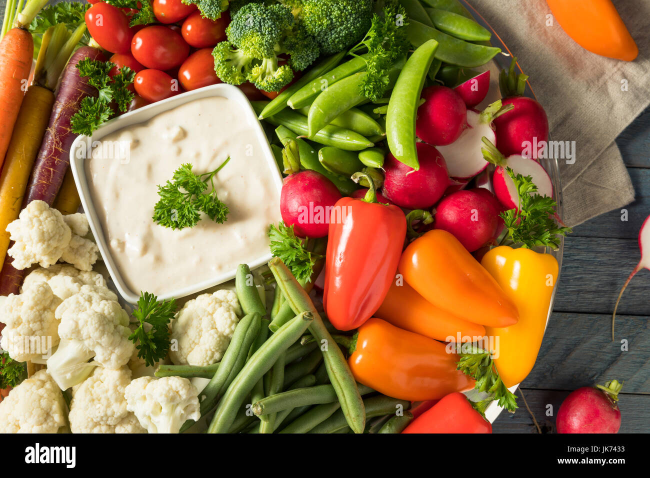 Materie vegetali rinfrescanti Crudites piastra con Ranch Dip Foto Stock