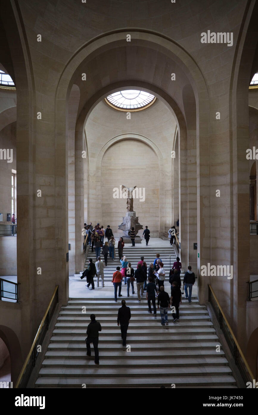 Francia, Parigi Musee du Louvre, primo piano scala dalla statua della Vittoria Alata di Samotracia, NR Foto Stock