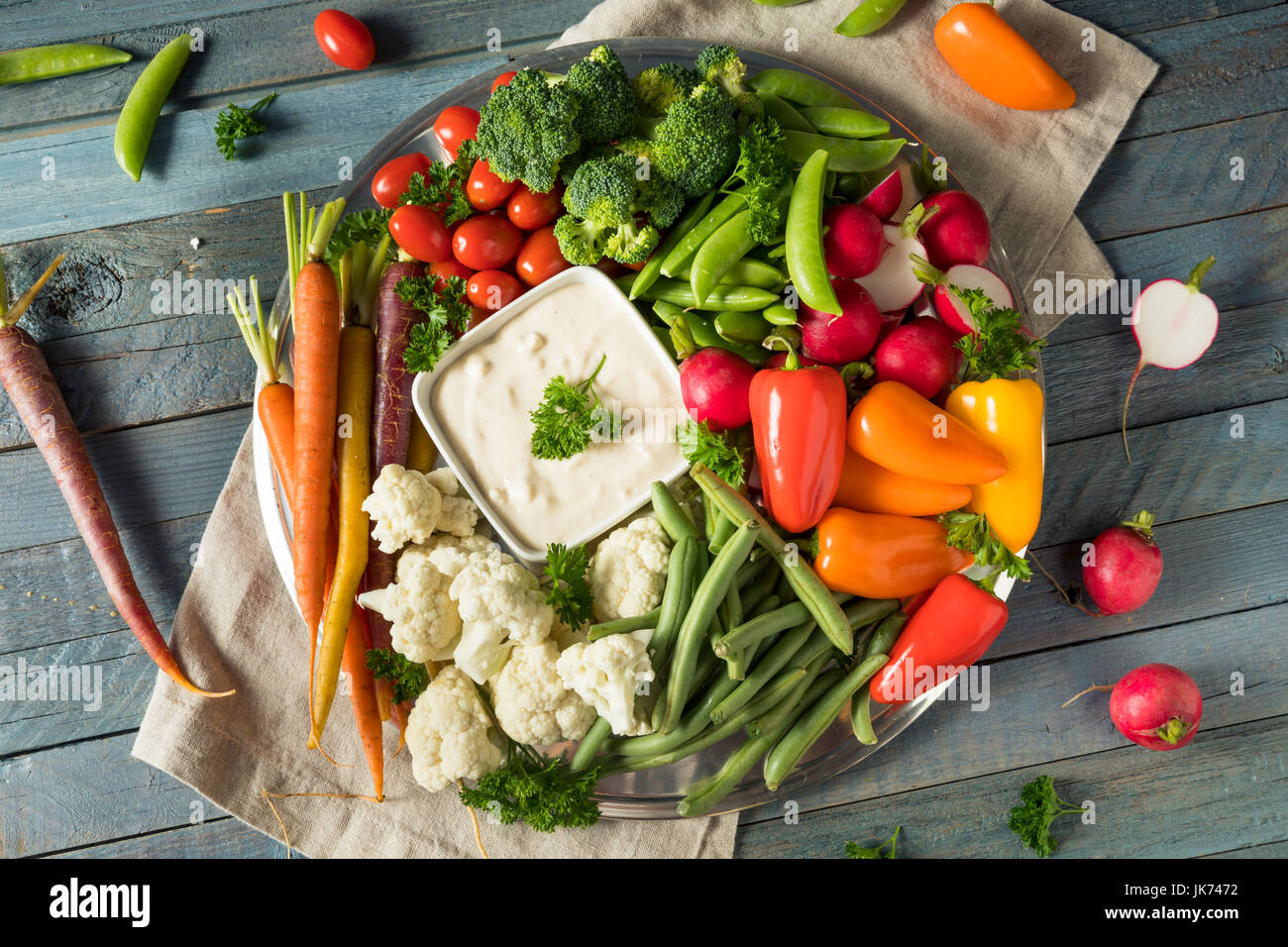 Materie vegetali rinfrescanti Crudites piastra con Ranch Dip Foto Stock