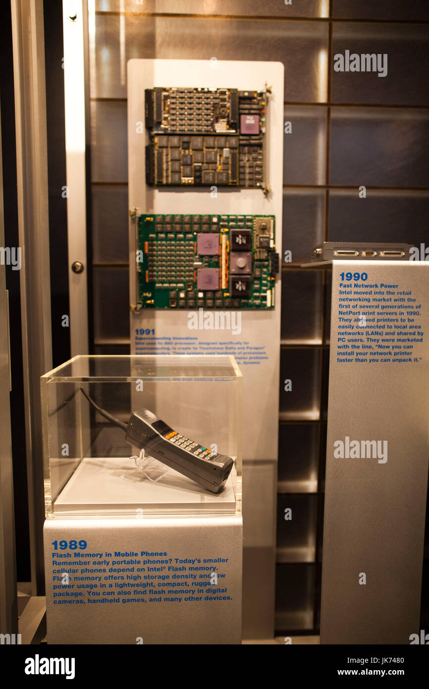Stati Uniti, California, Santa Clara, Intel Museum, inizio schede a circuiti integrati e telefono mobile Foto Stock