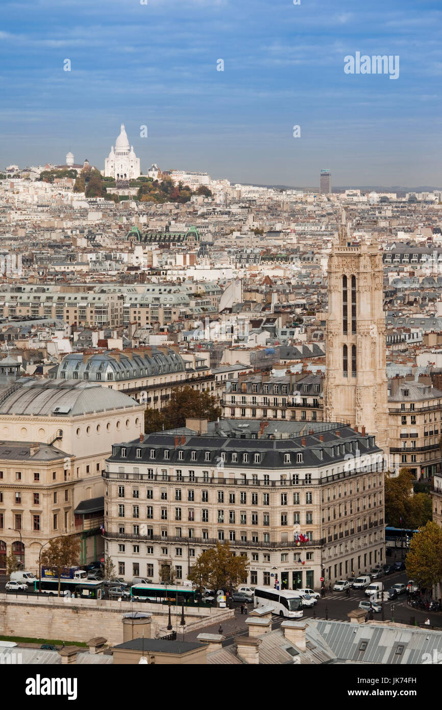 Francia, Parigi, vista in elevazione del Basilique basilica del Sacro Cuore e il Tour St-Jacques torre dalla cattedrale di Notre Dame Foto Stock