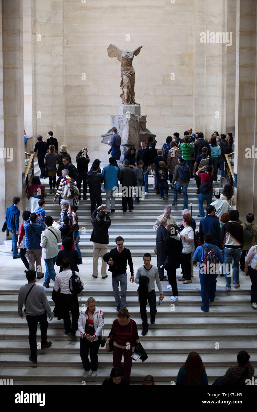 Francia, Parigi Musee du Louvre, primo piano scala dalla statua della Vittoria Alata di Samotracia, NR Foto Stock
