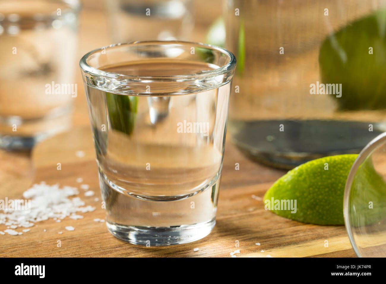 L'alcol Mezcal Tequila riprese con calce e sale Foto Stock