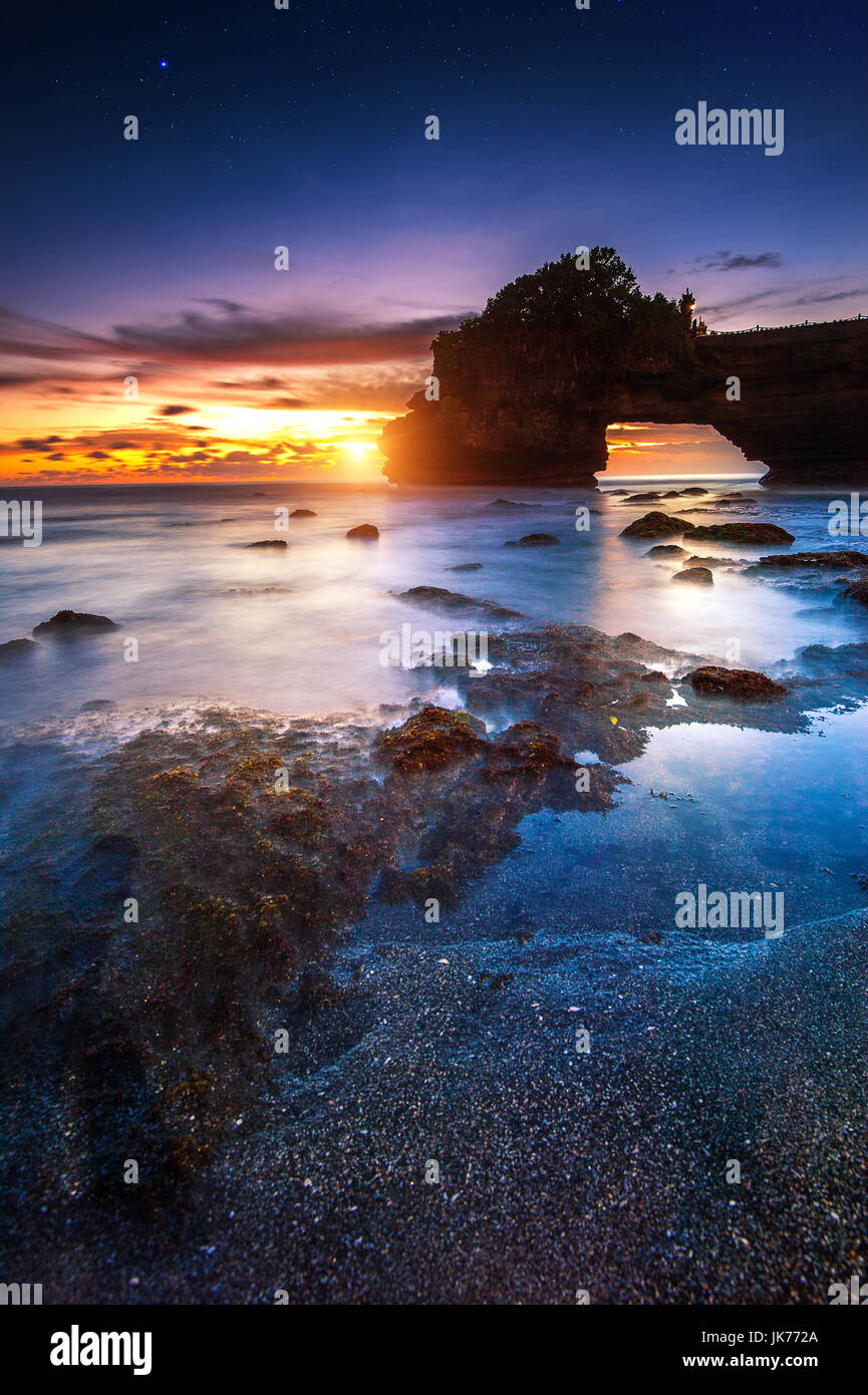 Dal Tempio Tanah Lot al tramonto a Bali, Indonesia. Foto Stock