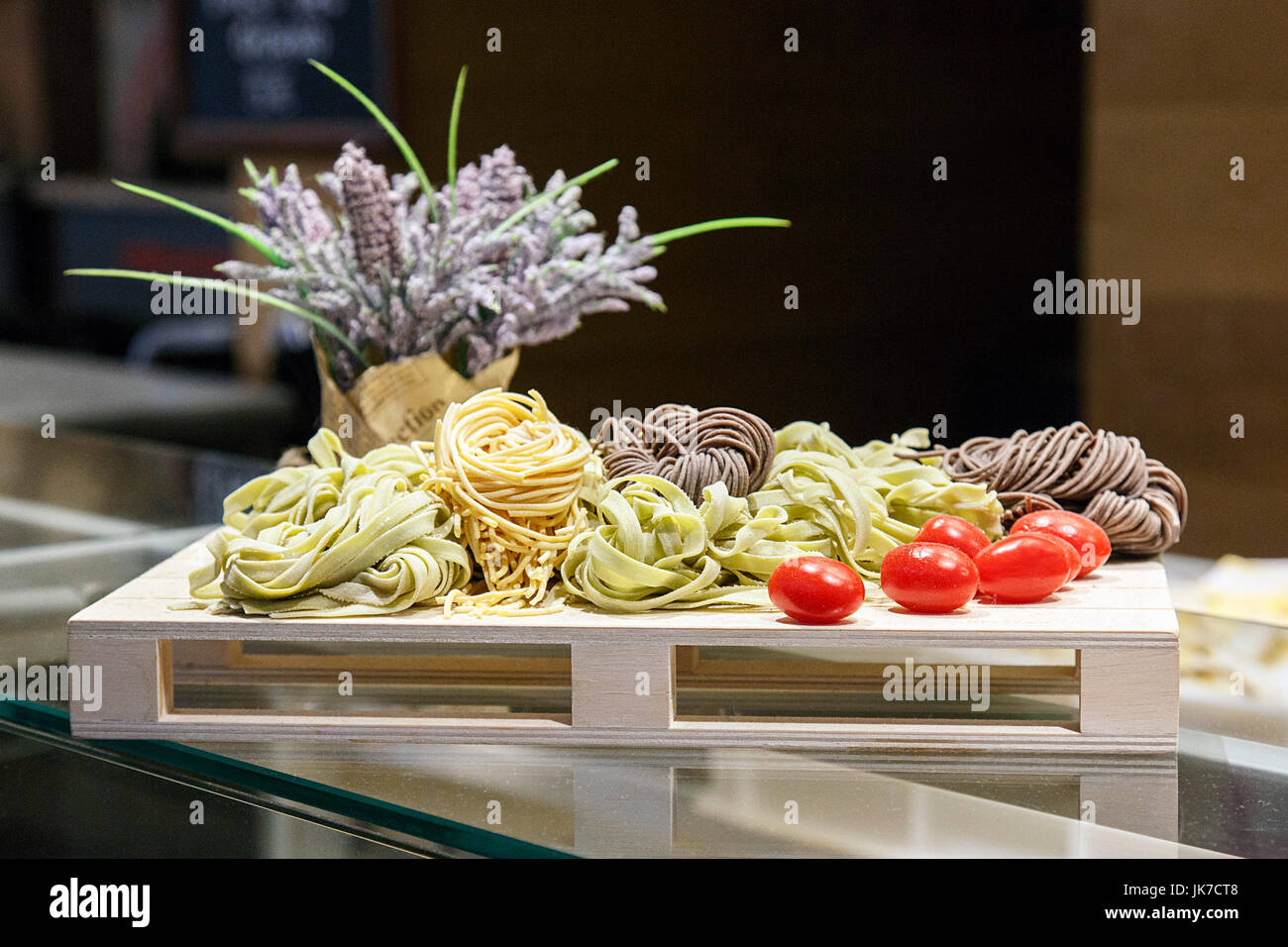 Display di pasta sul contatore Ristorante Foto Stock