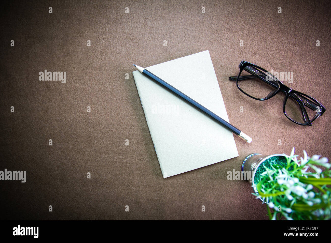 Gli accessori business sul desktop: notebook,matita, bicchieri. Con vignette Foto Stock