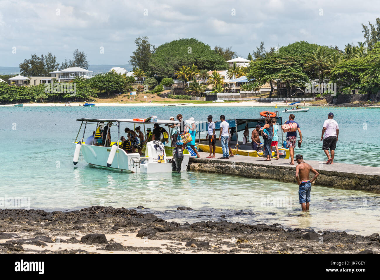 Blue Bay, Mauritius - 27 dicembre 2015: le persone non identificate come ottenere sulle imbarcazioni al Blue Bay Beach, una delle più belle spiagge di Mauritius e th Foto Stock