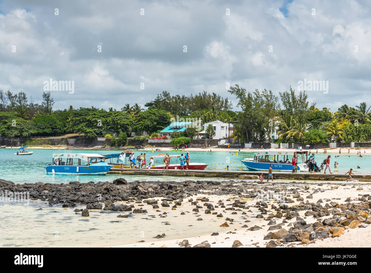 Blue Bay, Mauritius - 27 dicembre 2015: le persone non identificate e scendere in barca e a piedi sul molo di Blue Bay Beach, una delle più belle spiagge di Foto Stock