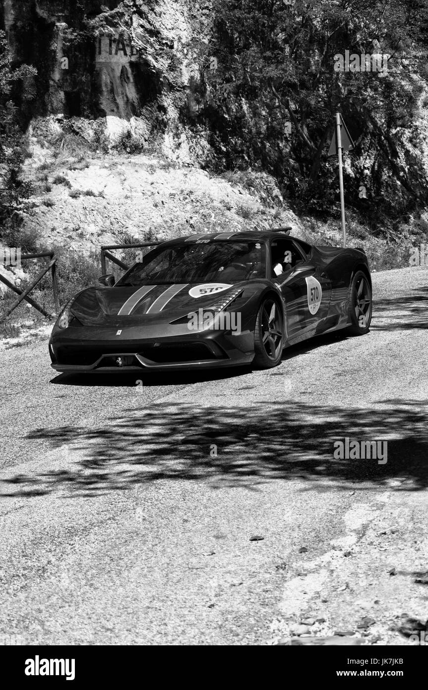 Gola del Furlo, Italia - 19 maggio: Ferrari 458 speciale su una vecchia macchina da corsa nel rally mille miglia 2017 il famoso storico italiano della gara (1927-1957) Foto Stock