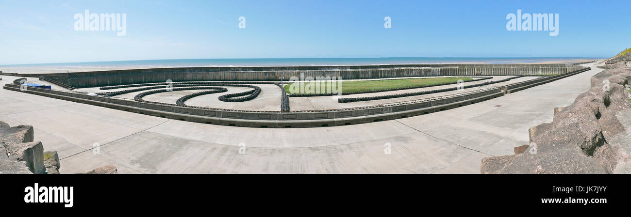 Vista panoramica del go-kart via dietro il seawall a Blackpool Foto Stock