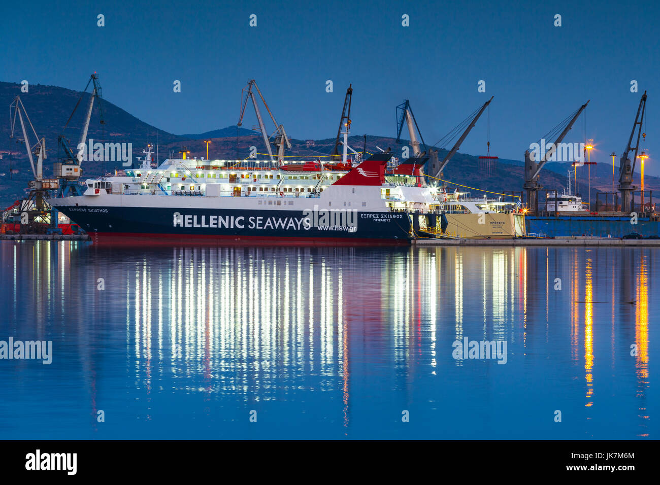 I traghetti nel porto di Volos city come si vede nelle prime ore del mattino. Foto Stock