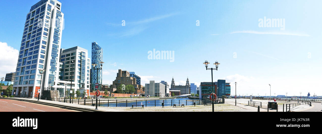 Vista panoramica dei moderni uffici e alberghi in WILLIAM JESSOP WAY (sinistra) e Princes Dock con il Liver Building al centro,Liverpool, Regno Unito Foto Stock