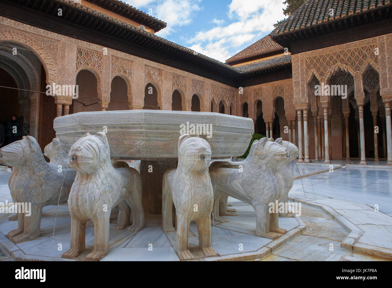 Patio de Los Leones (Corte dei leoni), Palacios Nazaríes, La Alhambra di Granada: l'omonima fontana in primo piano Foto Stock
