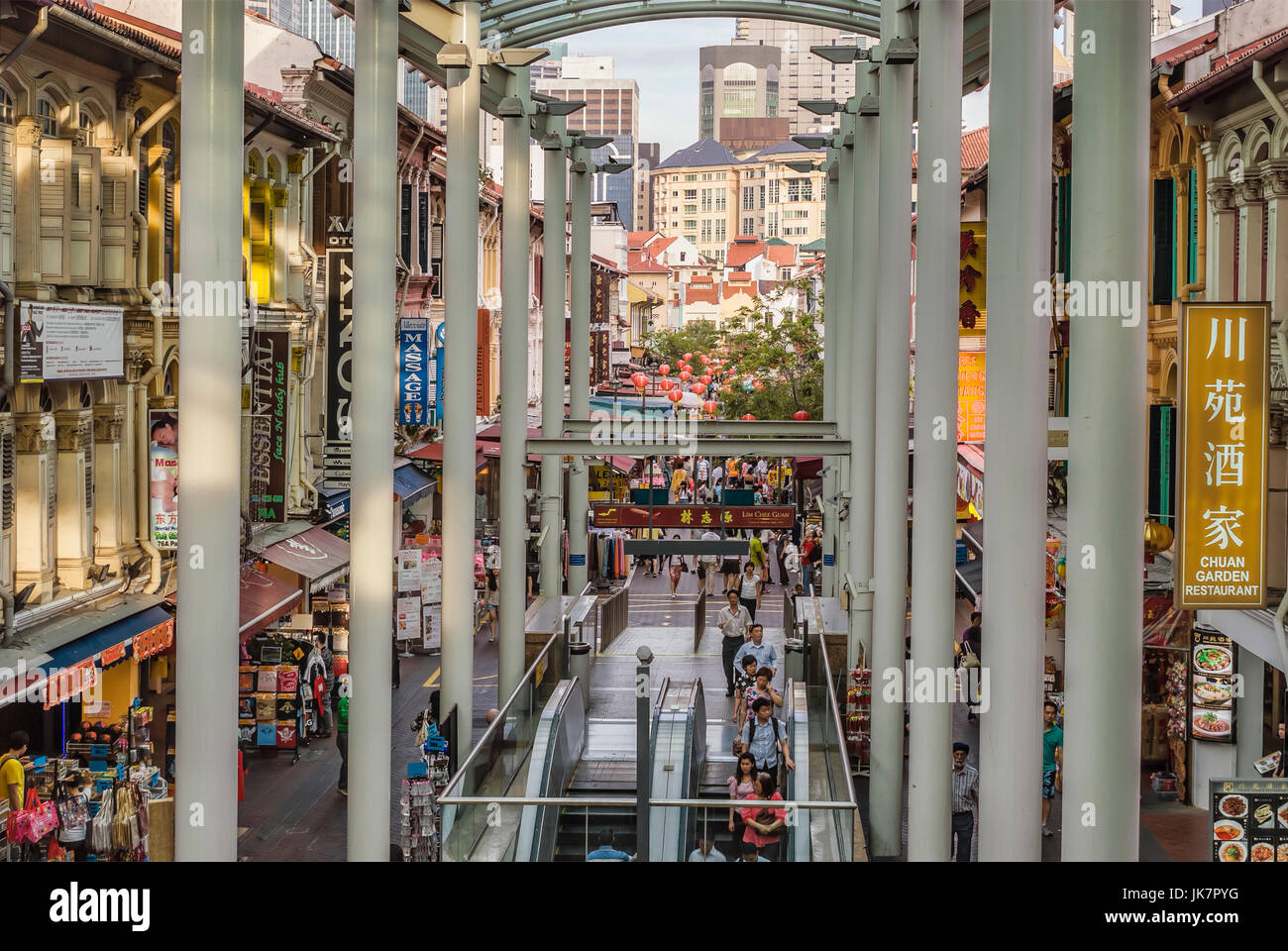 Affollata Pagoda Street a Chinatown MRT station in Singapore. Foto Stock