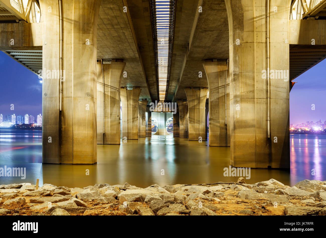 Città di palazzi, moderno ponte vista notturna, Cina Nanchang Foto Stock