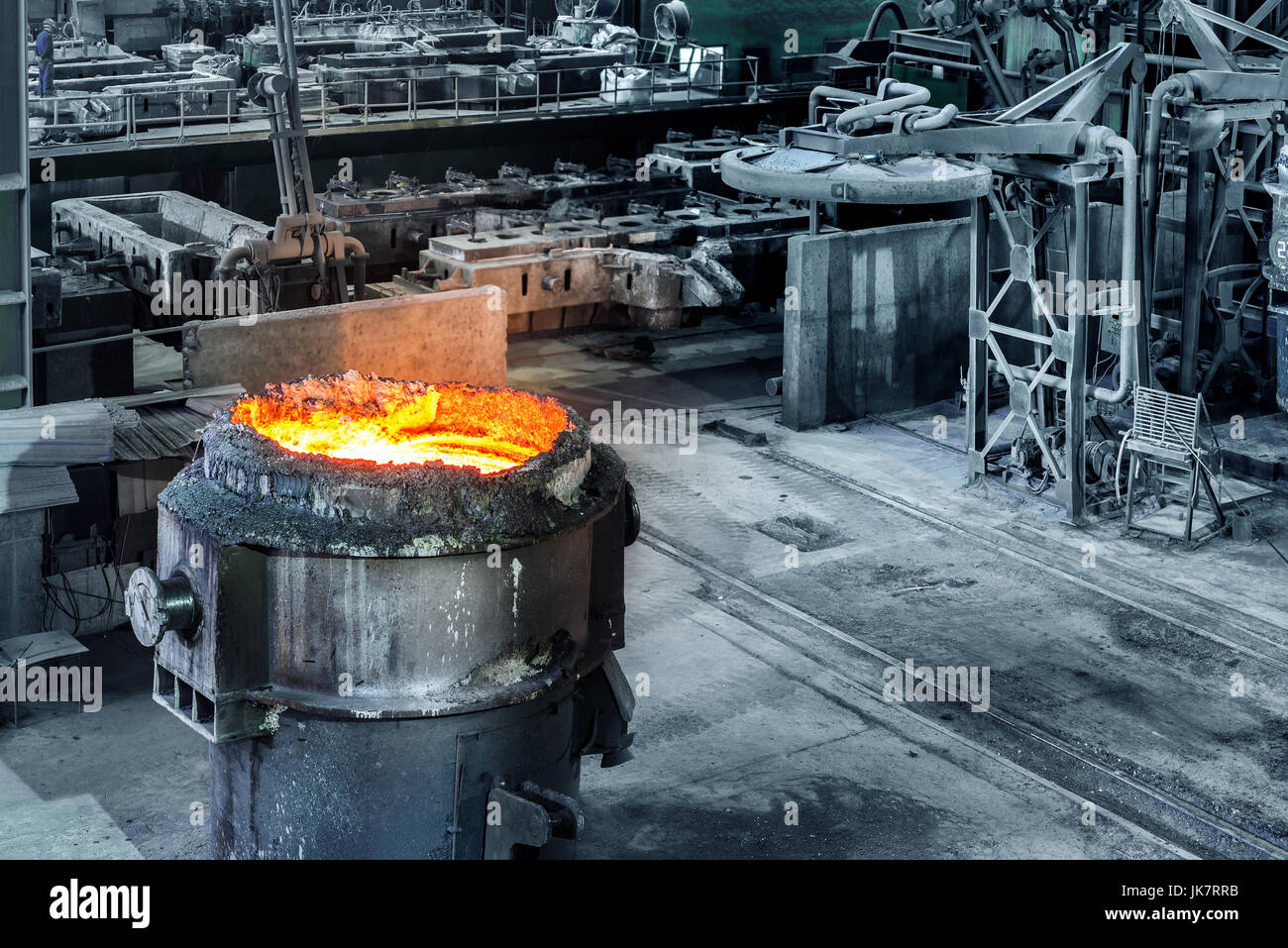 Grandi acciaierie in officina di produzione, riempita di acciaio fuso siviera Foto Stock