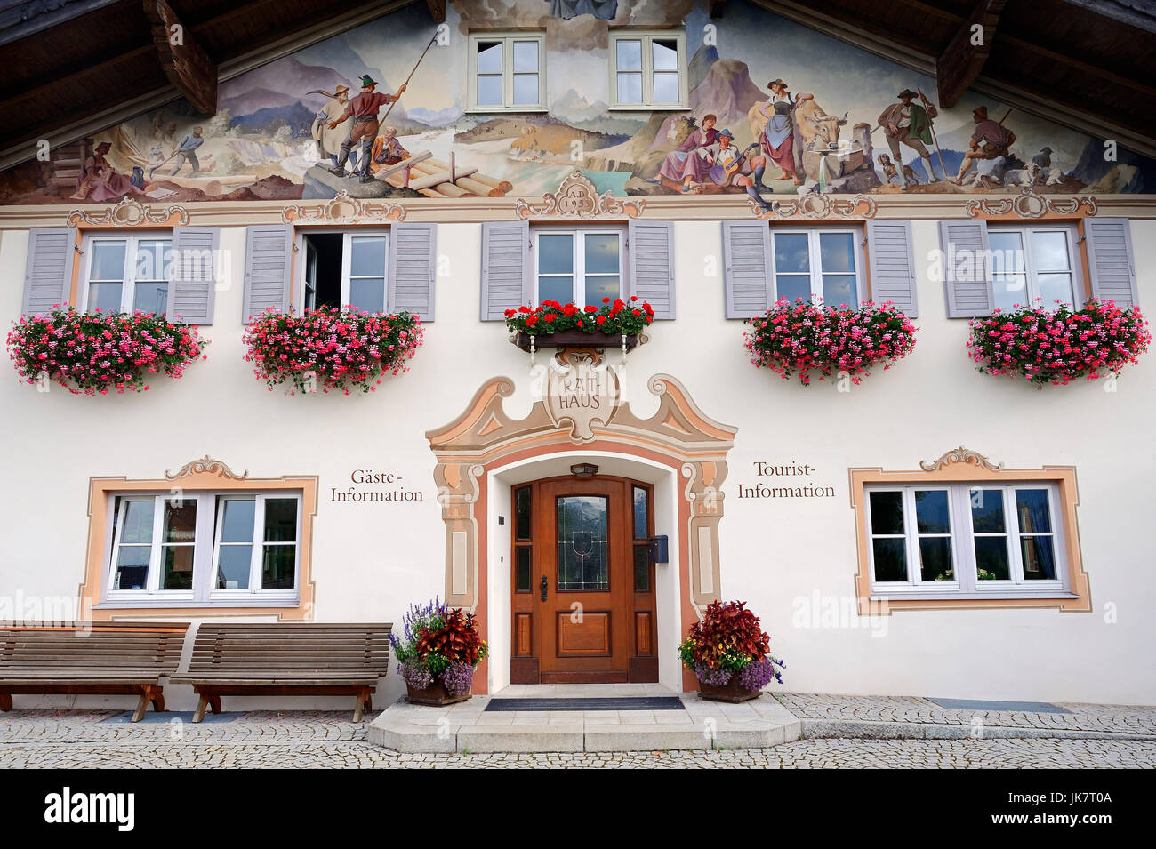 Town Hall e informazioni turistiche con dipinti, Krun, Werdenfelser Land Baviera, Germania | Rathaus und Tourist-Information mit Lueftlmalerei, Kruen Foto Stock