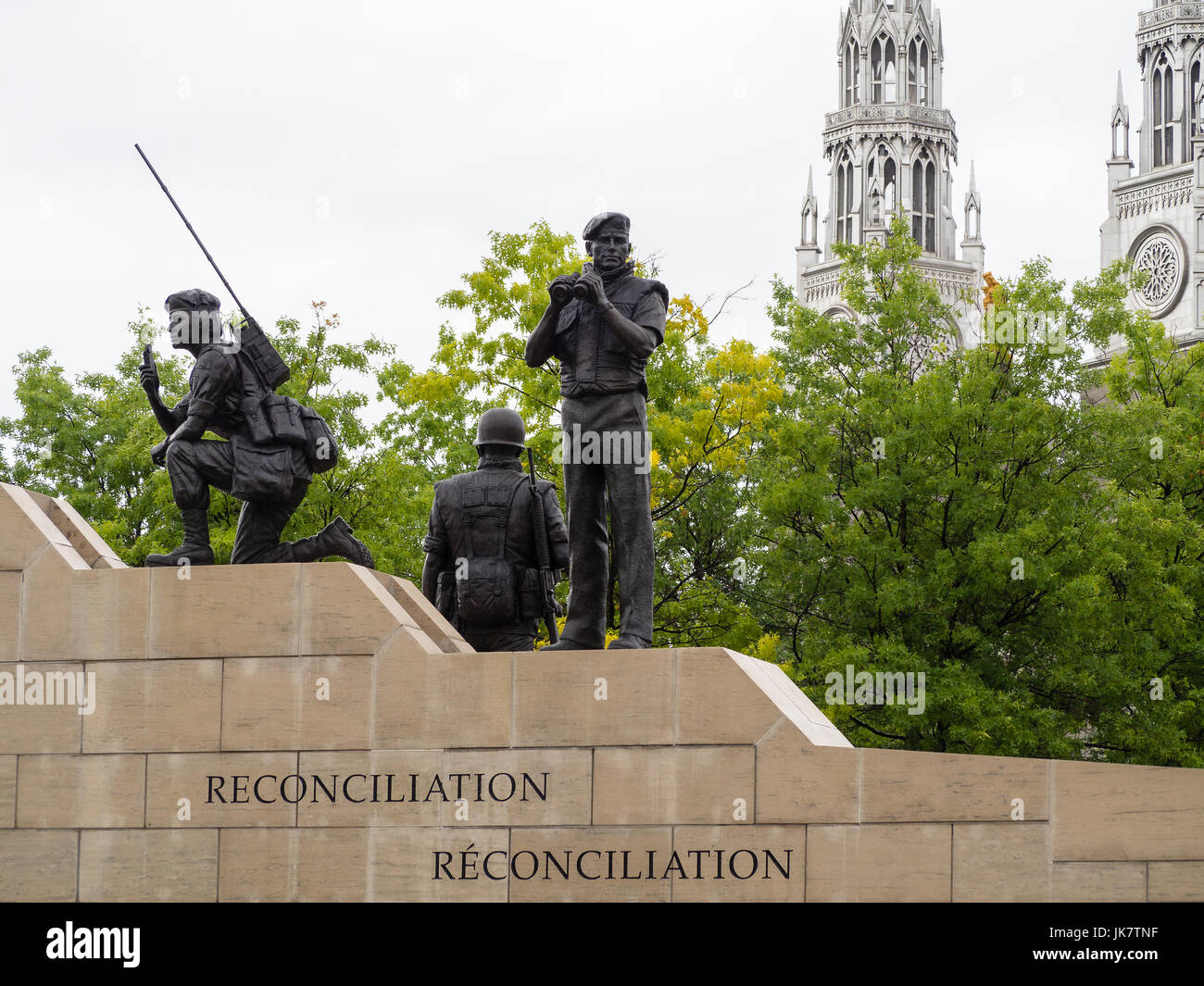 Il monumento di mantenimento della pace con la cattedrale di Notre Dame Basilica in background, Ottawa, capitale del Canada Foto Stock