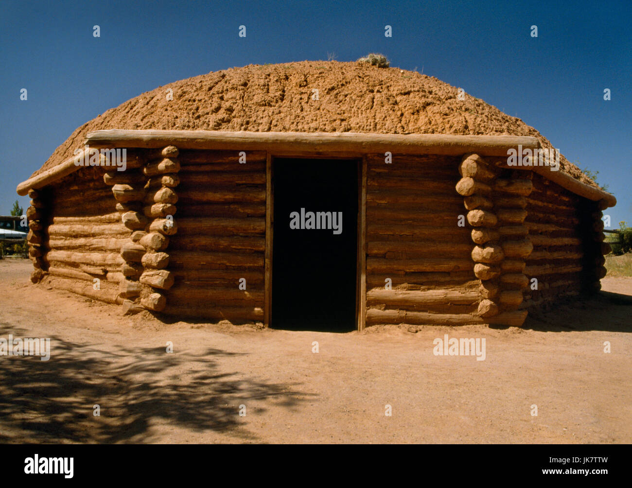 Un tradizionale Navajo hogan presso il Canyon De Chelly Visitor Center, Arizona. Un multi-sided cribbed log house per uso domestico & fini cerimoniali. Foto Stock