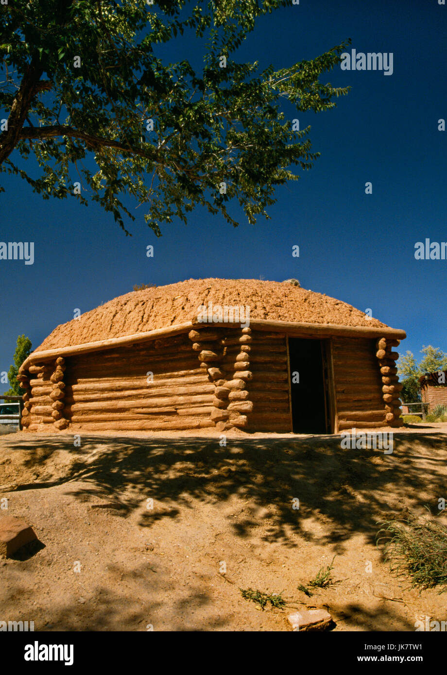 Un tradizionale Navajo hogan presso il Canyon De Chelly Visitor Center, Arizona. Un multi-sided cribbed log house per uso domestico & fini cerimoniali. Foto Stock