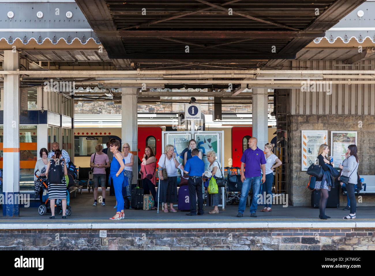 I passeggeri in attesa sulla piattaforma per un treno per arrivare a Sheffield stazione ferroviaria, Sheffield, Yorkshire, Inghilterra, Regno Unito Foto Stock