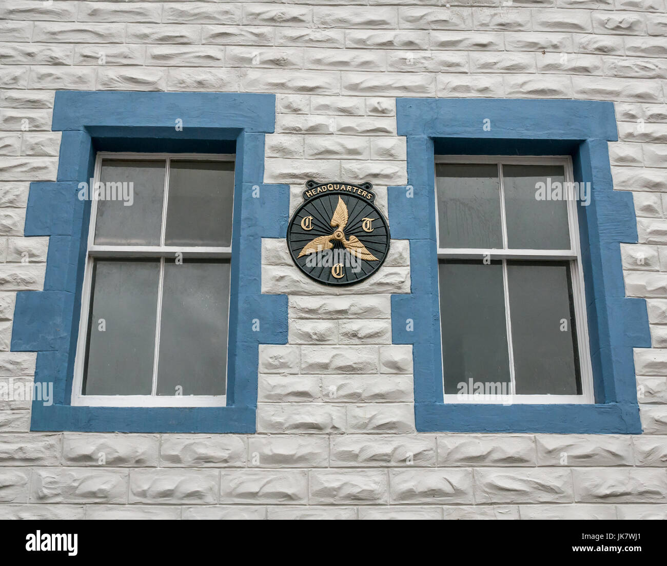 Vecchia ruota alata logo CTC Cycle Touring Club sulla placca montata a parete dell'ex George Hotel, Market Street, Haddington, East Lothian, Scozia, REGNO UNITO Foto Stock
