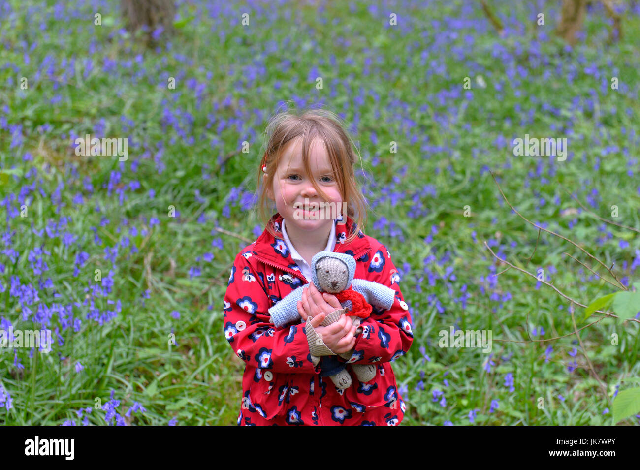 Bambina di tre anni con il giocattolo morbido in legno bluebell Foto Stock