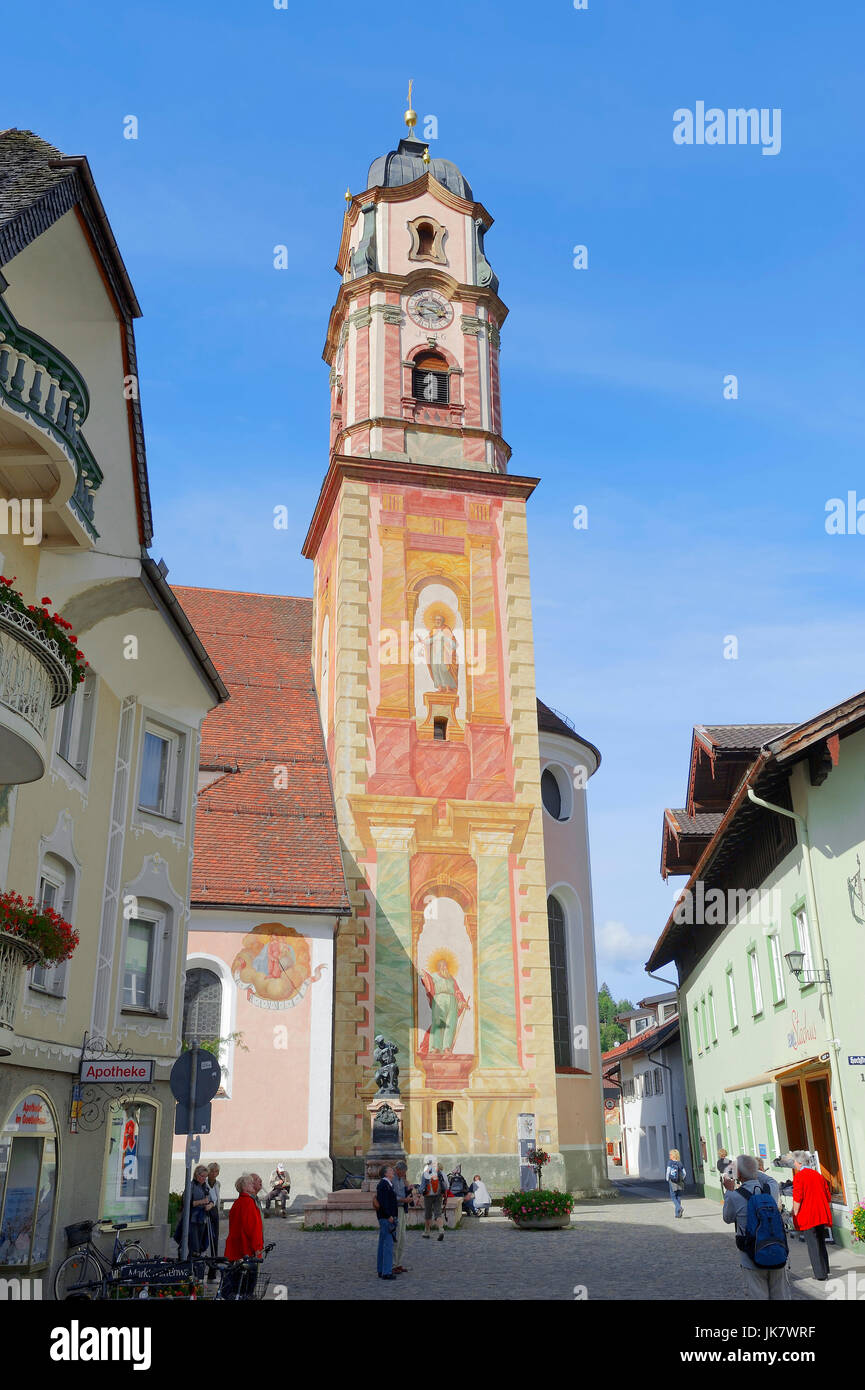 Chiesa parrocchiale di San Pietro e Paolo con dipinti, Mittenwald, Werdenfelser Land di Baviera, Germania Foto Stock